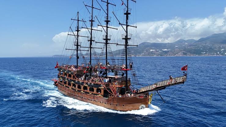 Alanya Tekne Turu: Akdeniz’in Koylarında Eğlence ve Huzur
