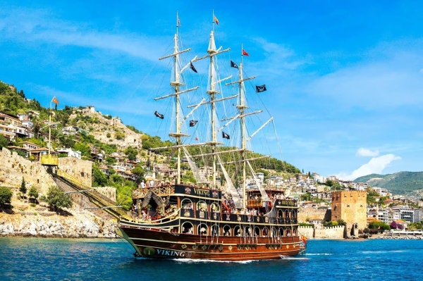 Alanya Tekne Turu: Akdeniz’in Koylarında Eğlence ve Huzur galeri